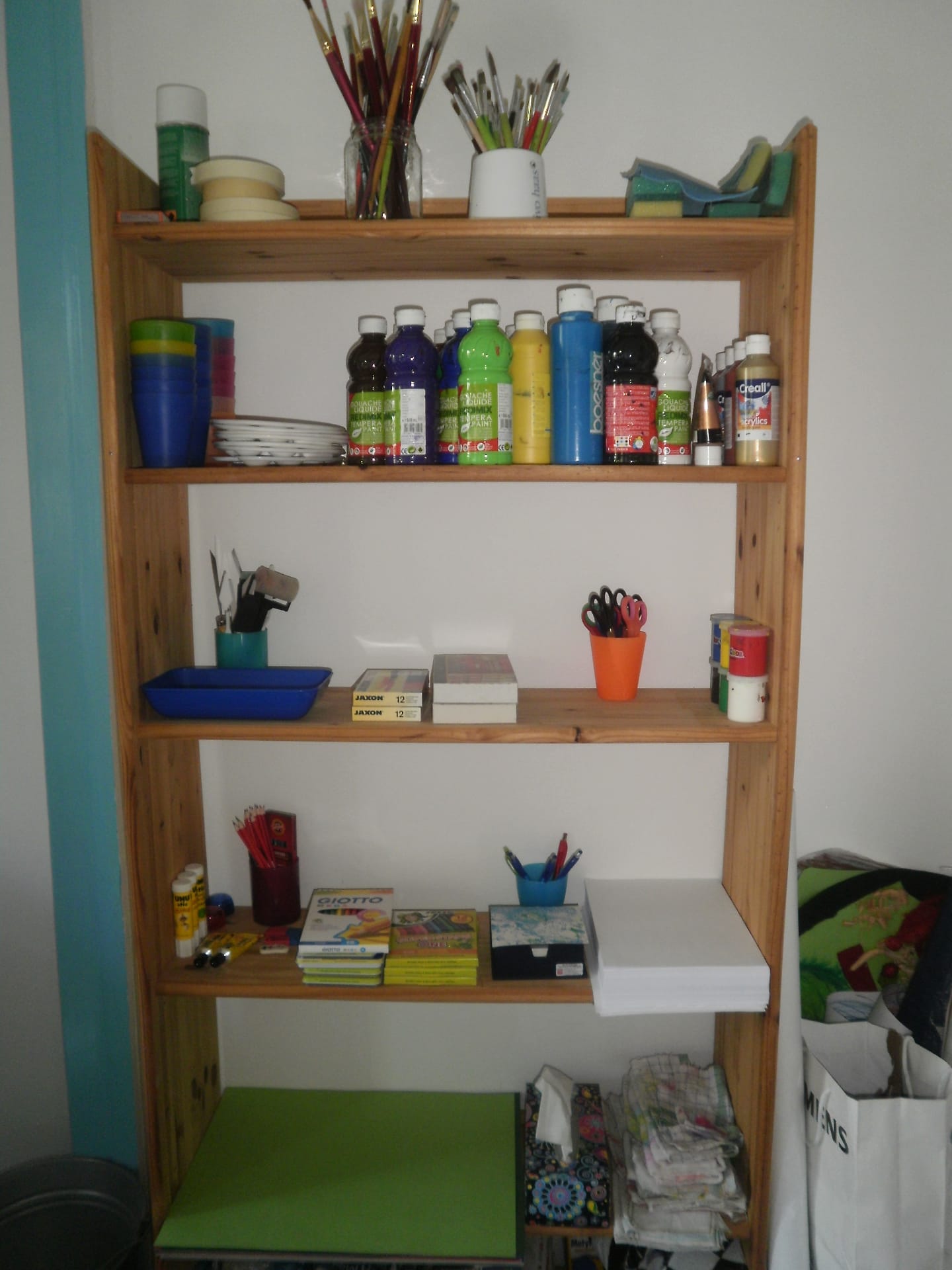 Materialregal mit Pinseln und Farben in der Kremplerei, Maltherapie Pressbaum
